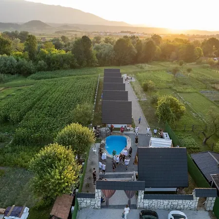 La Familia Inn